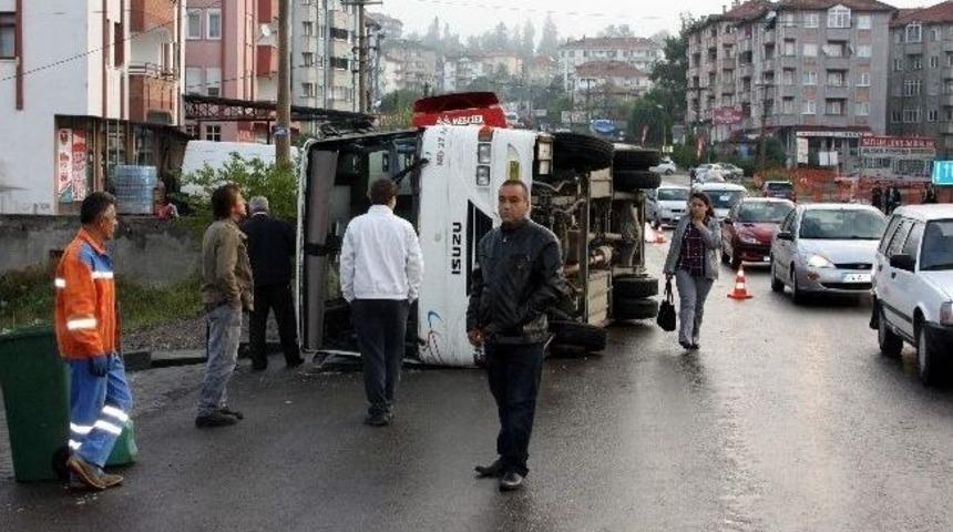 Bartın'da İki Servis Aracı &Ccedil;arpıştı: İki Yaralı