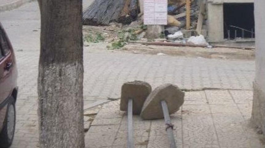 Bilecik&rsquo;te S&ouml;k&uuml;len Trafik Park Ve Y&ouml;n Levhaları Yerine Takılmıyor