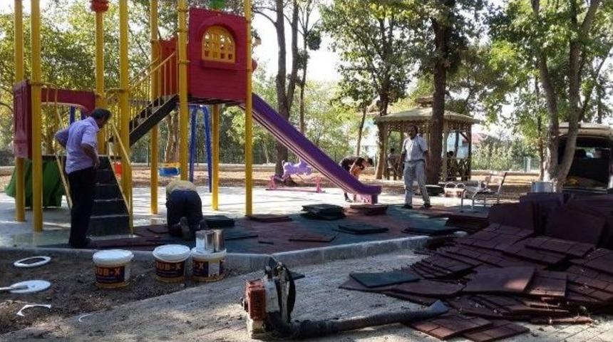 Kartepe'de Oyun Parkurlarına Kau&ccedil;uk Zemin