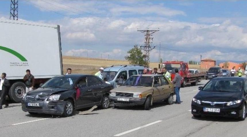 D&uuml;ğ&uuml;n Konvoyunda Kaza: 3 Yaralı