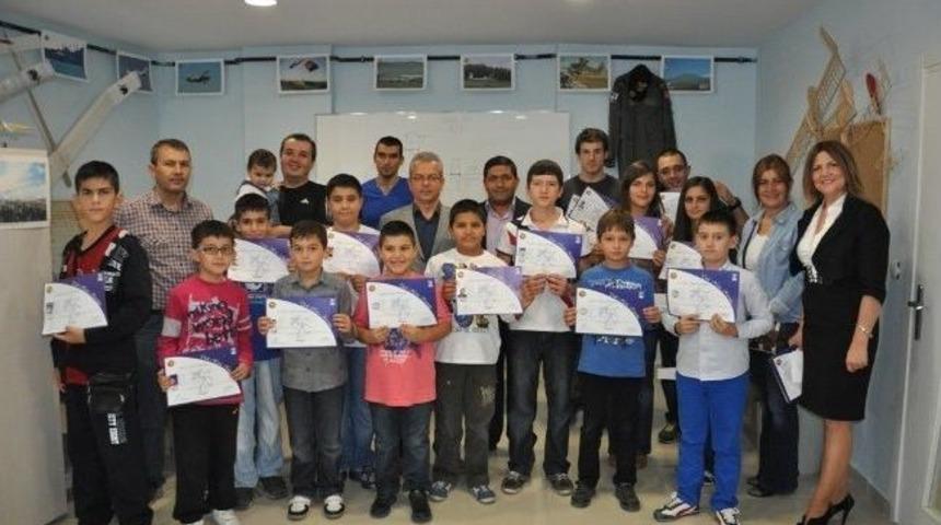 Model U&ccedil;ak Kursunu Tamamlayanlar Sertifikalarını Aldı