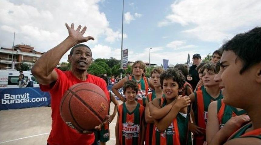 Nba Tarihinin En Kısa Oyuncusu Bogues, Banvitli Miniklerle Bir Araya Geldi