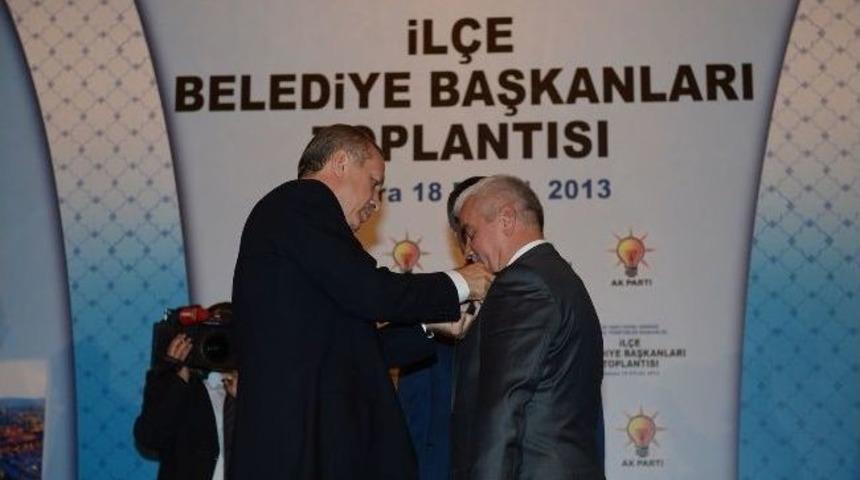 Tekirdağlı 2 Belde Başkanının Rozetini Başbakan Erdoğan Taktı