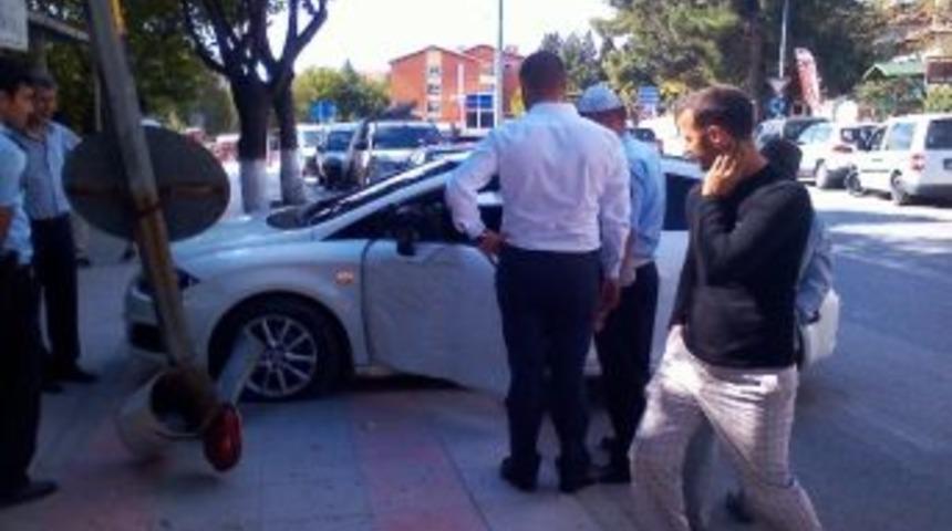 Direğe &Ccedil;arptı, Yara Almadan Kurtuldu