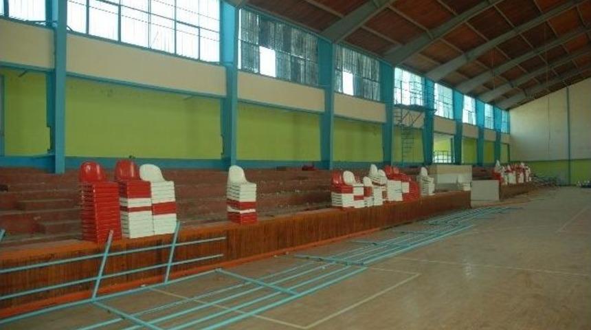 100. Yıl Kapalı Spor Salonu K&uuml;lt&uuml;r Merkezi İ&ccedil;in Yıkılıyor