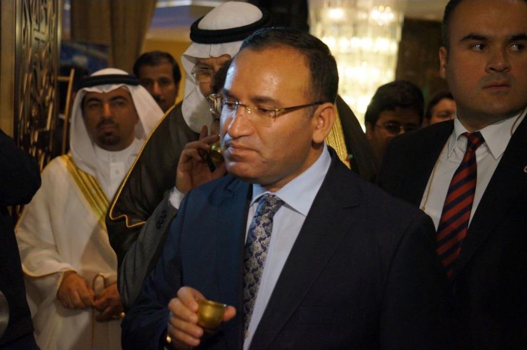 Suudi Arabistan'ın Milli G&uuml;n&uuml;nde Bakanlardan Kılı&ccedil; Şov