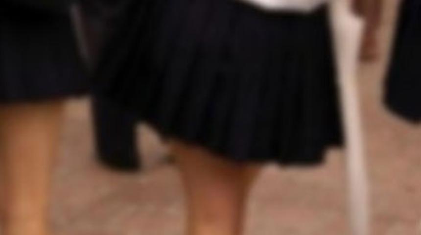 Liseli kızların eteklerinin altını g&ouml;r&uuml;nt&uuml;lerken yakalandı