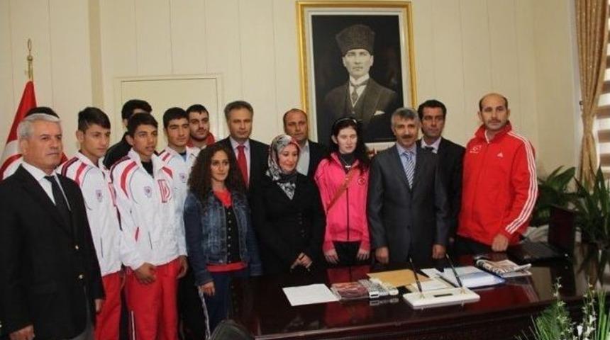 Vali &Uuml;nl&uuml;er Başarılı Sporcuları &Ouml;d&uuml;llendirdi