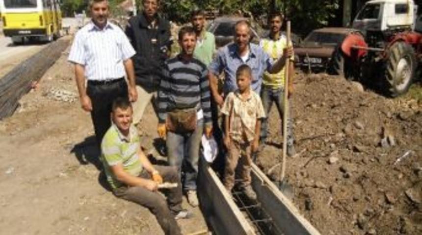 Yol Kenarına Dekoratif Perde Yapılıyor