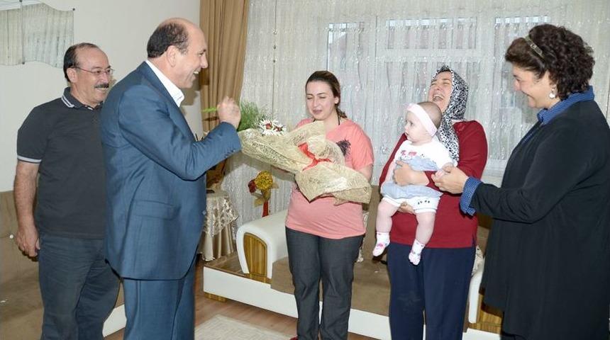 Belediye Başkanı Ok Yeni Bebeği Olan &Ccedil;iftlerin Mutluluğunu Paylaştı