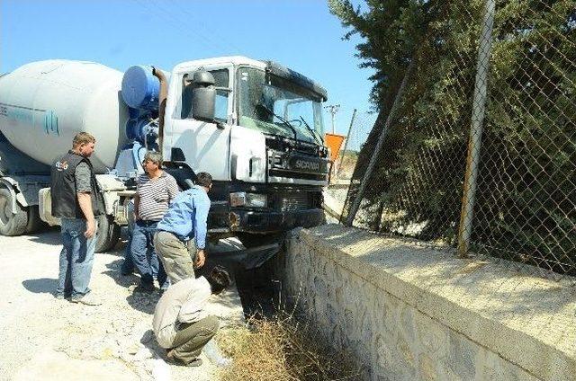 Beton mikseri otomobili biçti: 1’i ağır, 3 yaralı