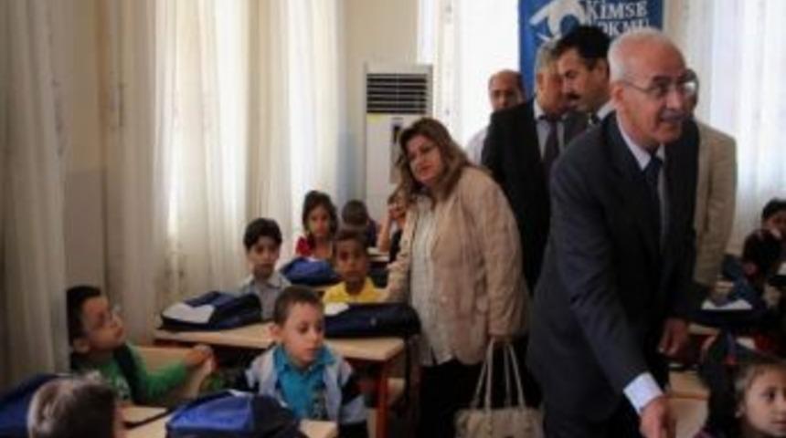 Kimse Yok Mu Derneği 700 Suriyeli &Ouml;ğrenciye Kırtasiye Yardımı Yaptı