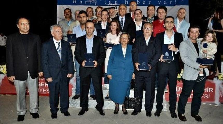 İzmir B&uuml;y&uuml;kşehir'in "barış Sel&ccedil;uk" &Ouml;d&uuml;lleri Sahiplerini Buldu