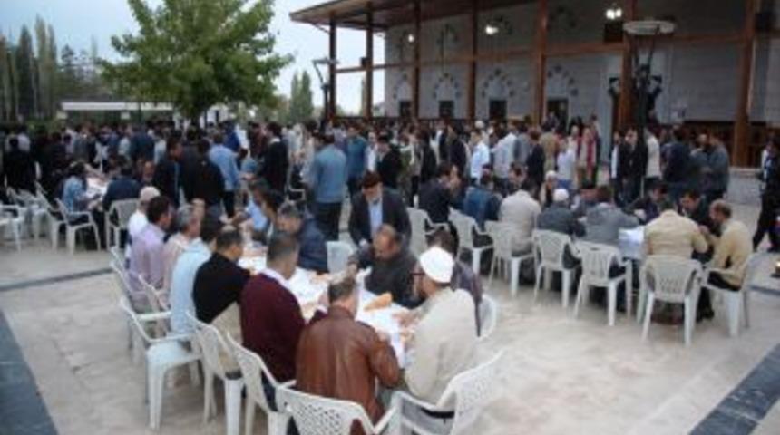 Somuncu Baba Camii'ne Sabah Namazına Gelen Vatandaşlara &Ccedil;orba Ikramı