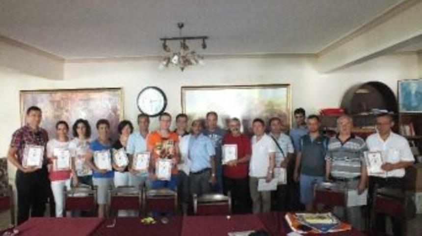 Sel&ccedil;uk'ta Satran&ccedil; Antren&ouml;rleri Belgelerini T&ouml;renle Aldı