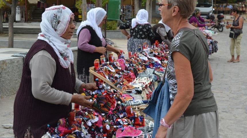 Soğanlı K&ouml;y&uuml;n&uuml;n Kadınları Turistlerle Yabancı Dillerini Geliştiriyor