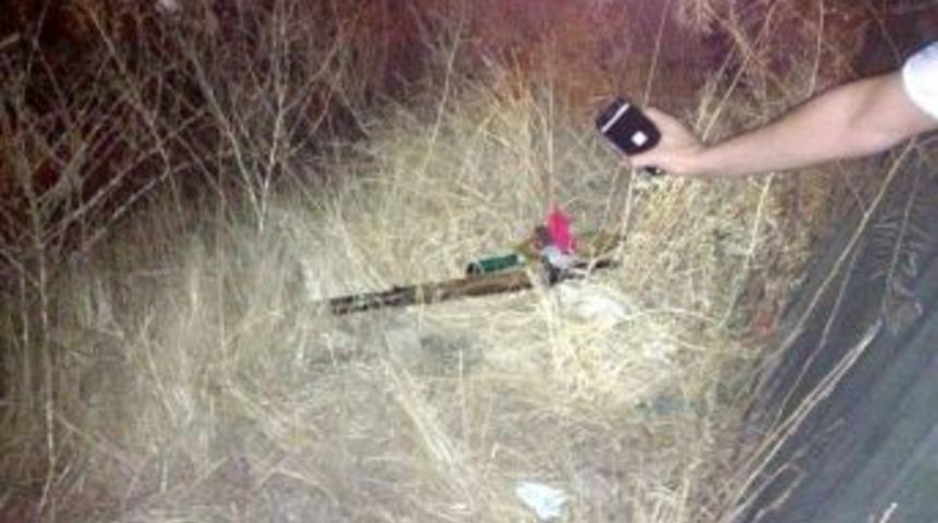 Ter&ouml;ristlerin Ka&ccedil;arken Otların Arasına Attığı Patlamamış Roketatar