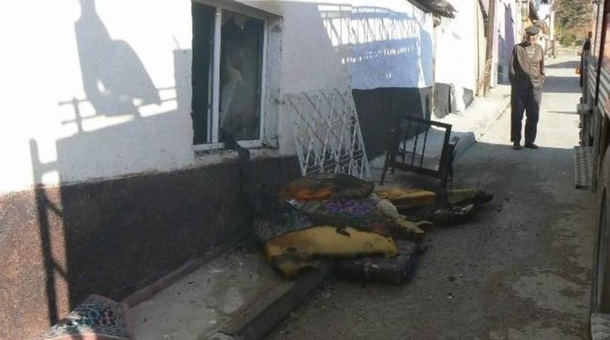 Boz&uuml;y&uuml;k'te Ev Yangını