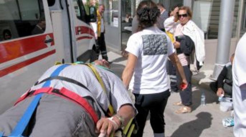 Yunanlı Turistler Kaza Yaptı