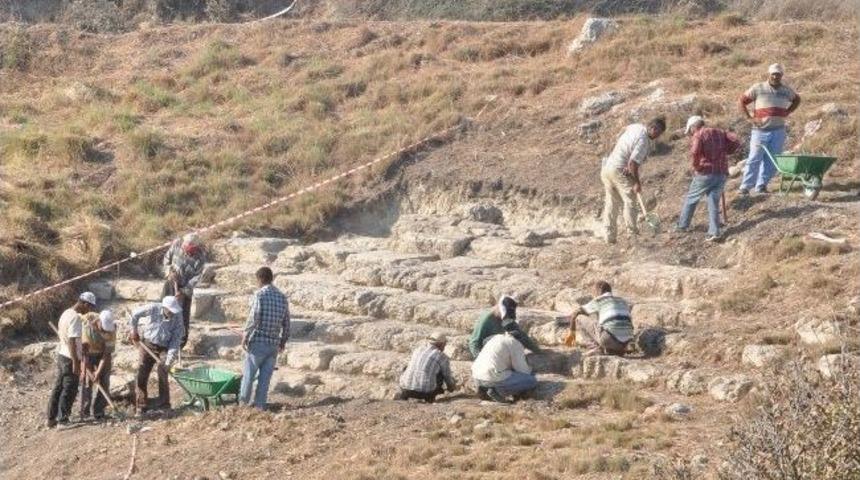 Magarsus&rsquo;ta Antik Tiyatro&rsquo;nun Basamakları G&uuml;n Y&uuml;z&uuml;ne &Ccedil;ıktı