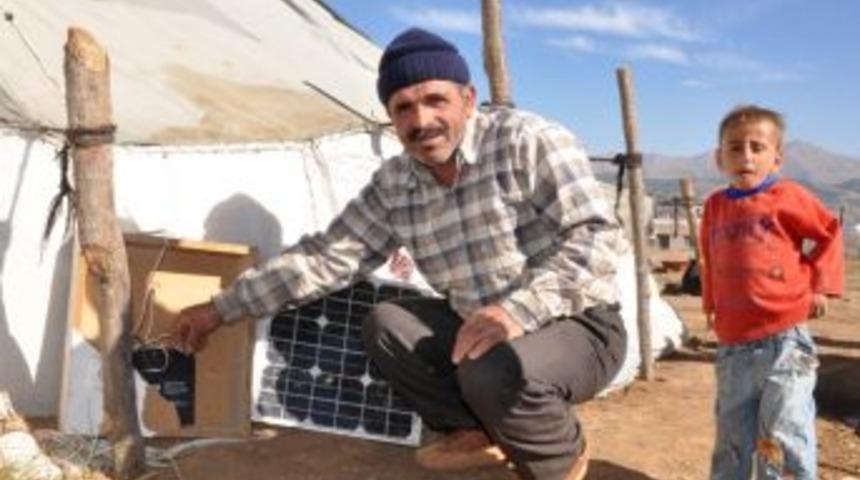 G&ouml;&ccedil;er Aileleri Yaylalarda G&uuml;neşten Elektrik &Uuml;retiyor