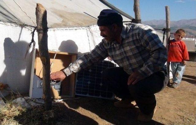 G&ouml;&ccedil;erler, G&uuml;neşten Elektrik &Uuml;reterek 40 Yıllık Gaz Lambası Geleneğini Değiştirdi 2