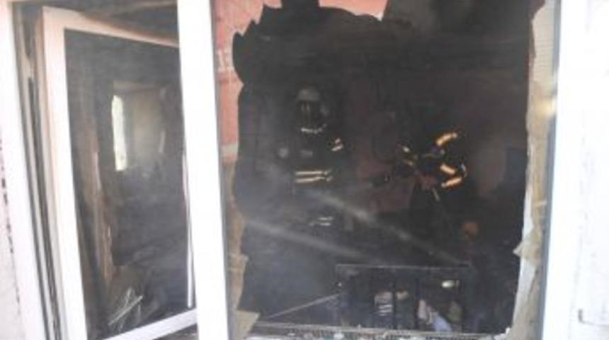 Boz&uuml;y&uuml;k'te &ccedil;ıkan ev yangını korkulu anlar yaşattı