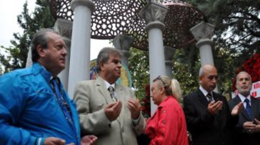 Zeki M&uuml;ren, Kıyafetleriyle Anıldı