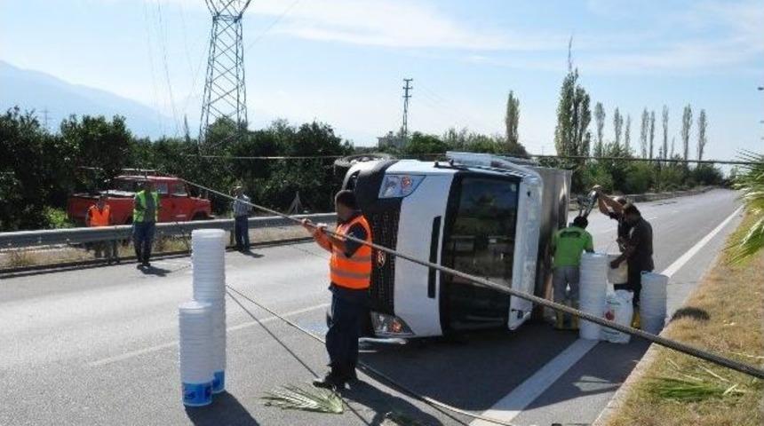Yıldırım Y&uuml;ksek Gerilim Direğini Devirdi, Kamyonet Tellerin Altında Kaldı