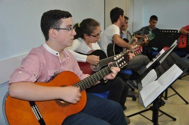 Düzce’de Gitar Kursuna İlgi Büyük