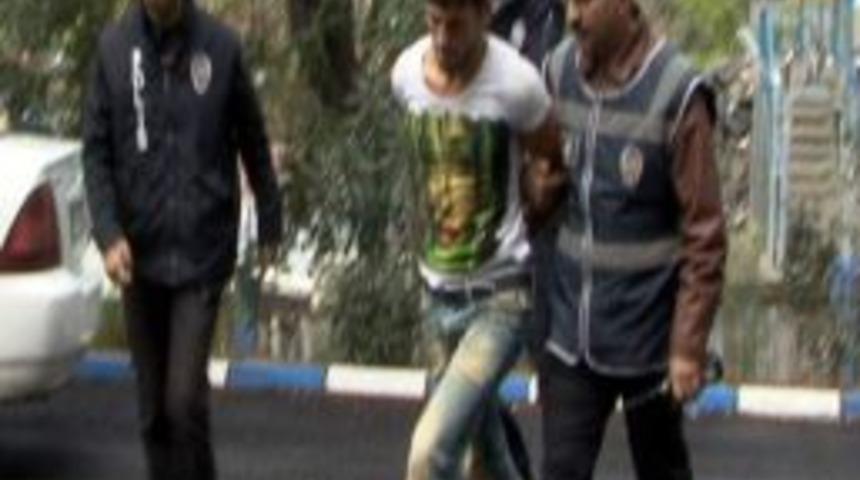 Parmak İzini Silerken Kameraya Yansıyan Hırsız Yakalandı