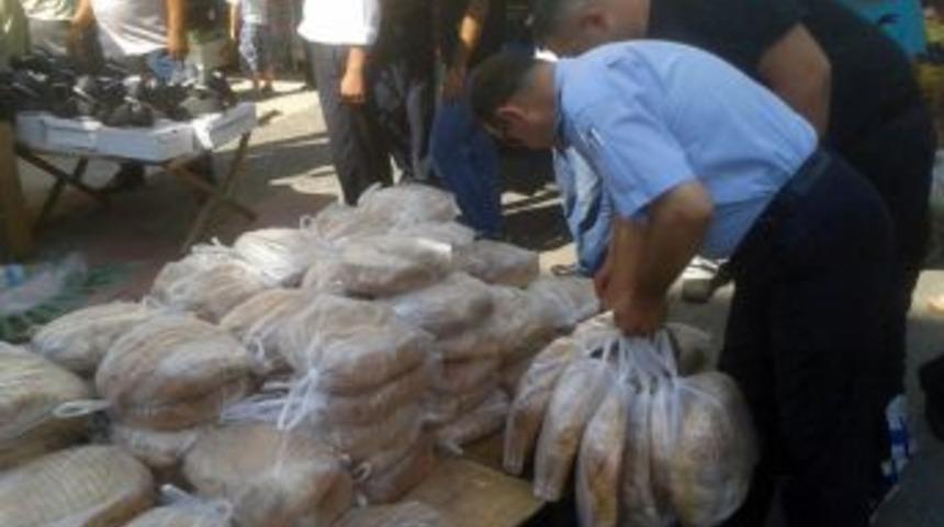 Manisa'da Yol &Uuml;zerinde Ekmek Satanlara Ceza Kesildi