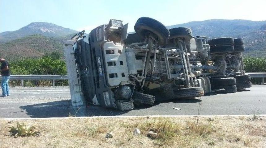 Sel&ccedil;uk'ta Beton Mikseri Devrildi: 1 Yaralı