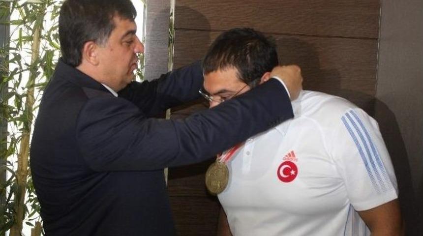 Avrupa Bilek G&uuml;reşi Şampiyonlarından Başkan Fadıloğlu&rsquo;na Ziyaret