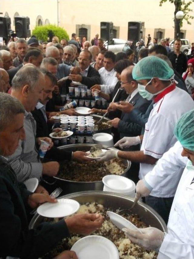 Trabzon'da Ahilik Haftası Etkinlikleri Kapsamında Vatandaşlara Pilav Dağıtıldı