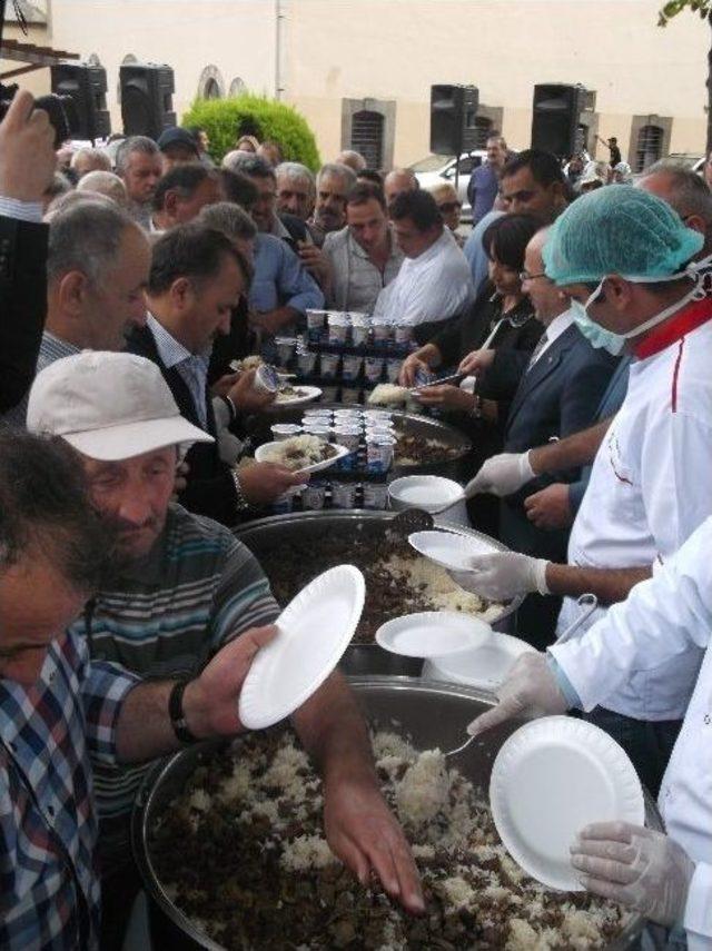 Trabzon'da Ahilik Haftası Etkinlikleri Kapsamında Vatandaşlara Pilav Dağıtıldı