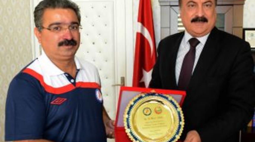 Hentbol Spor Kul&uuml;b&uuml;'nden b&uuml;y&uuml;kşehire teşekk&uuml;r plaketi