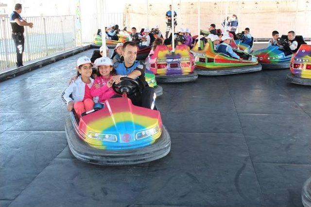 Polis Amcalarından Lunapark Eğlencesi