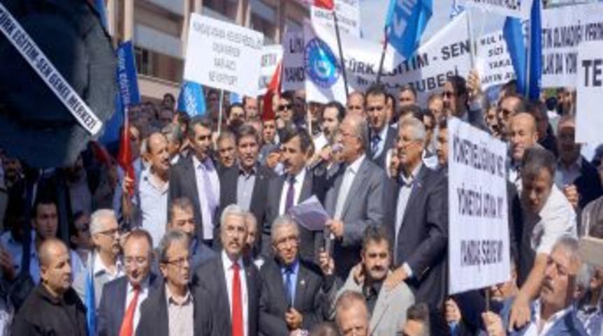 Bakanlık &Ouml;n&uuml;nde Siyah &Ccedil;elenkli, 'terazili' Eylem