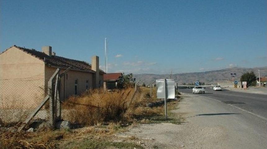 Virane Bina Trafiği Tehlikeye Sokuyor