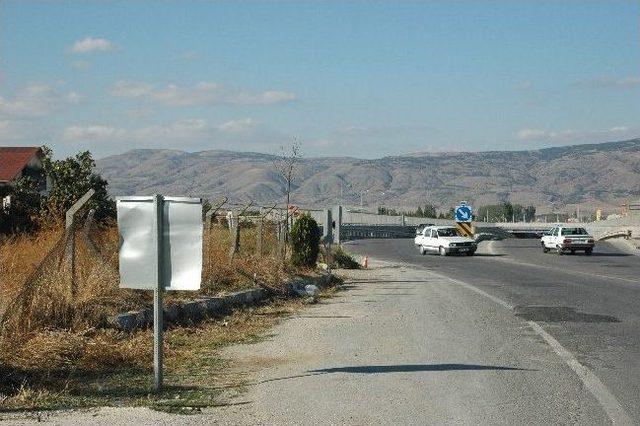 Virane Bina Trafiği Tehlikeye Sokuyor