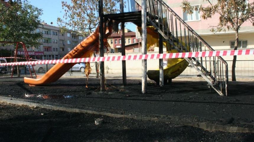 &Ccedil;ocuk Parkında Yangın &Ccedil;ıktı