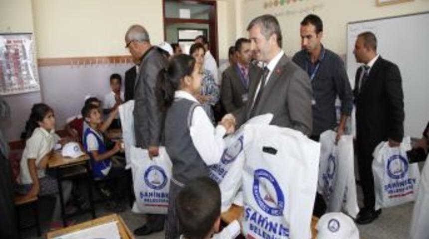 Şahinbey Belediyesi&rsquo;nden 20 Bin &Ouml;ğrenciye Kırtasiye Yardımı