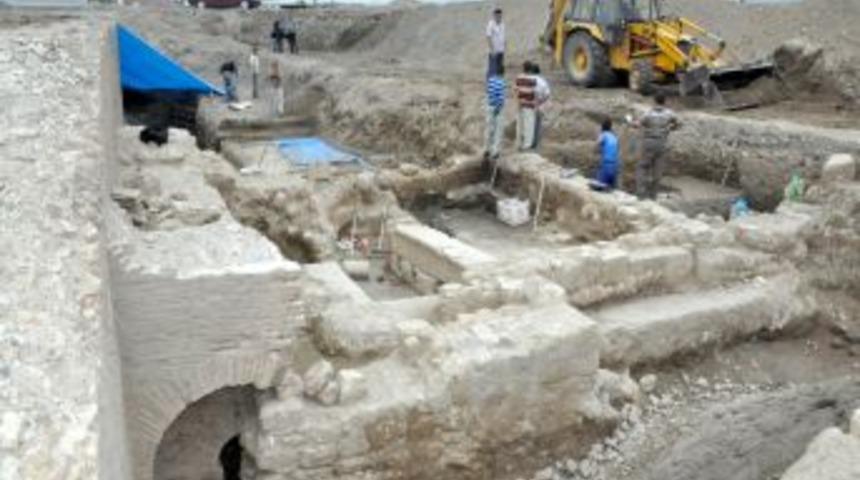 Tarihi Saray G&uuml;n Y&uuml;z&uuml;ne &Ccedil;ıkarılıyor