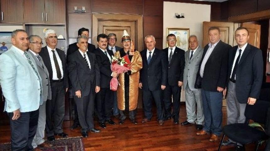 Ahiler Başkanlara Kaftan Giydirdi