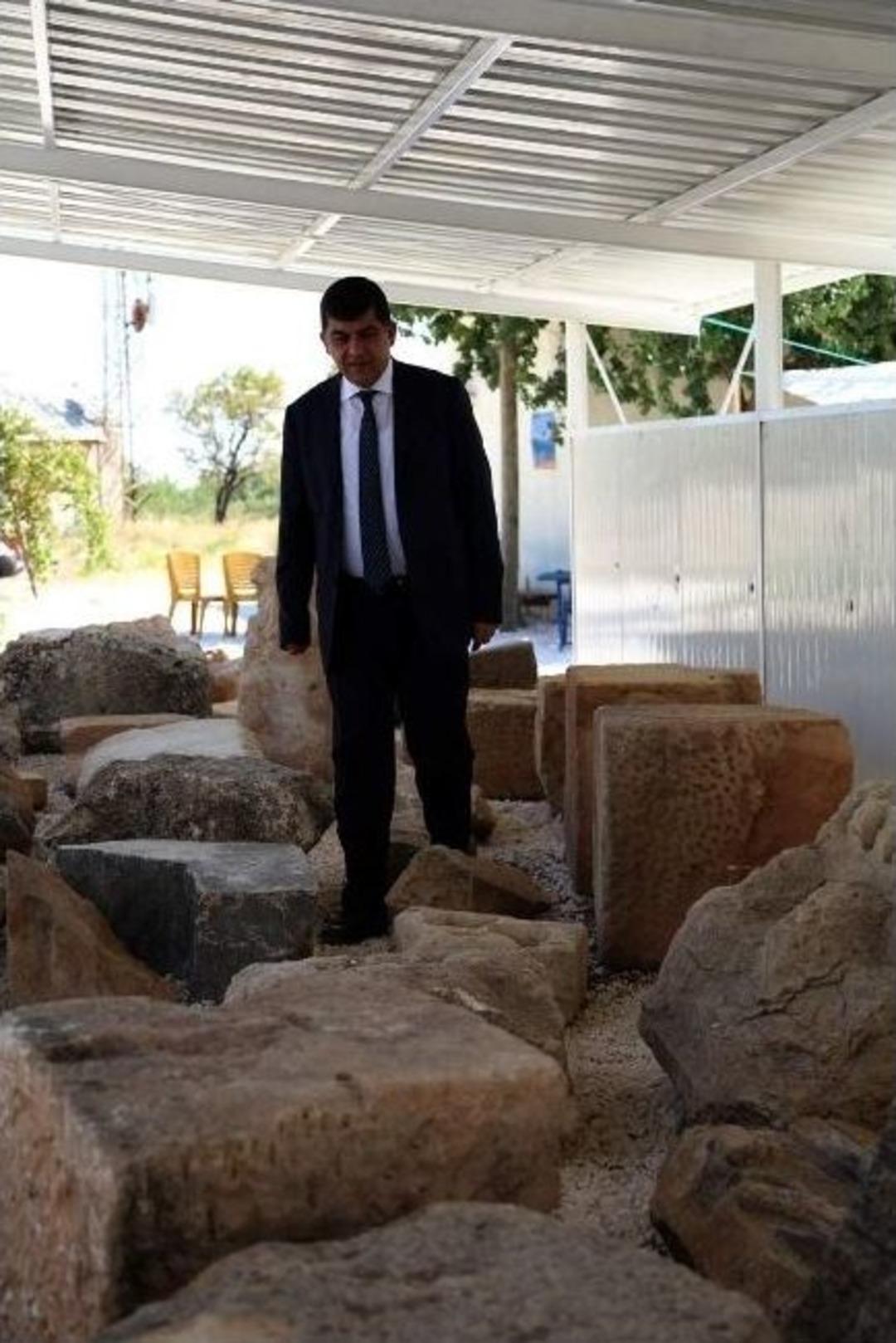 Başkan Fadıloğlu D&uuml;l&uuml;k&rsquo;teki Kazı Alanını İnceledi