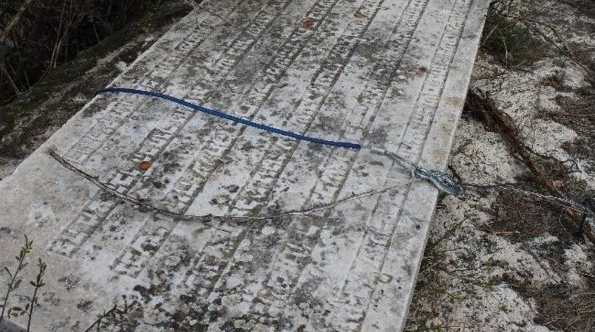 295 Yıllık Musevi Mezarlığında Define Aradılar