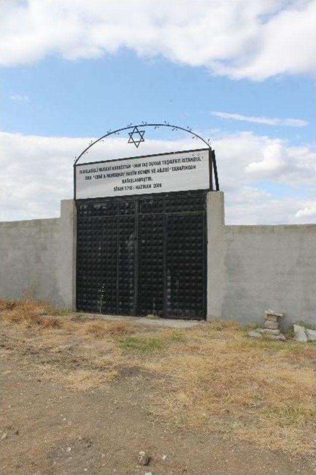 295 Yıllık Musevi Mezarlığında Define Aradılar