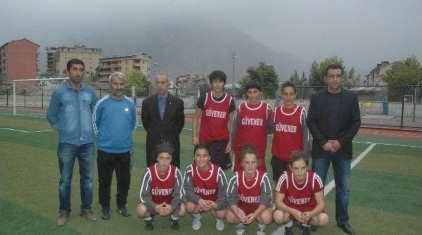 G&uuml;vener&rsquo;den Bayan Futbol Takımına Destek