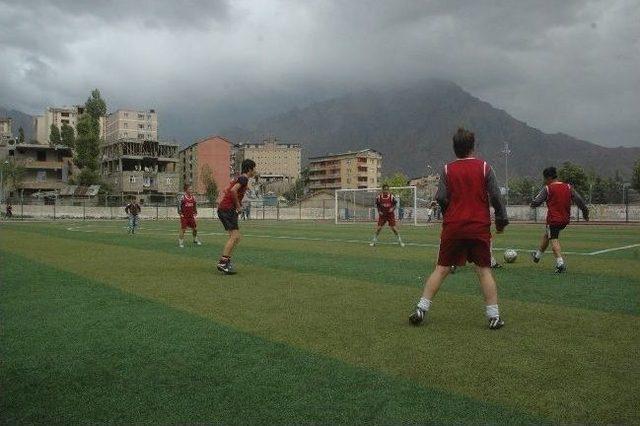 Güvener’den Bayan Futbol Takımına Destek